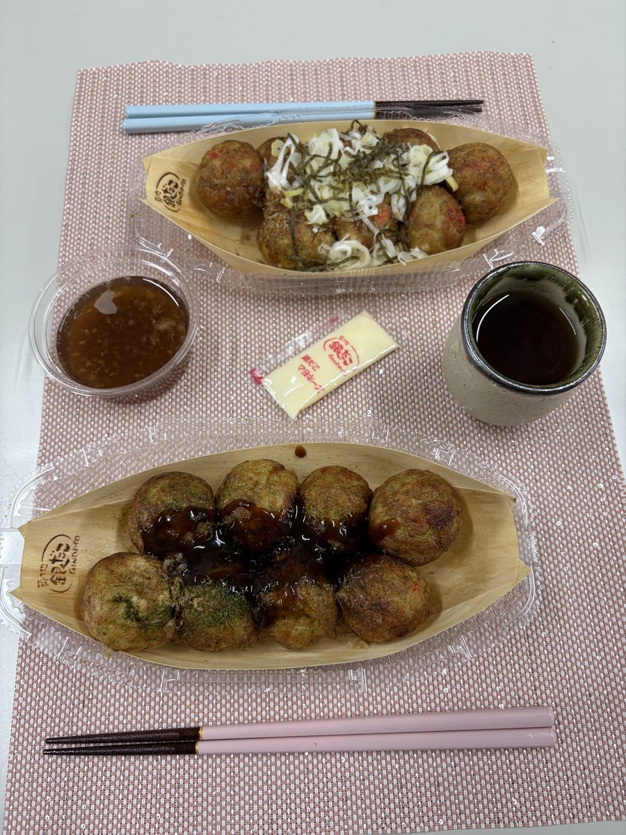 megrin18's tweet photo. 『築地 銀だこ🐙』

たこ焼き 久しぶり〜😋🎶ﾙﾝ
 
つゆで食べるネギだこも👍🧡

🟤たこ焼きは
人を幸せにする 🐙✨😌✨

🐙タコさん ありがとう😭 https://t.co/oyXayjUCSx