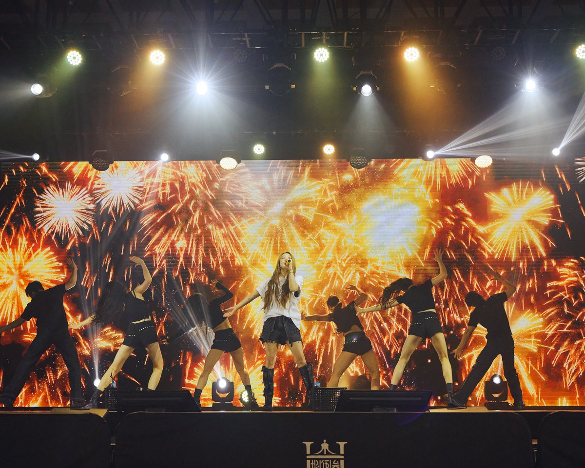 bapalent's tweet photo. More moments from BoA the MIC in MACAU 📸✨

마이크를 잡는 순간 시작된
BoA와 여러분만의 특별한 시간 🎤

함성과 노래, 그리고 눈부셨던 무대까지.
마카오에서 함께한 순간을 조금 더 전해드립니다 💛

Thank you, MACAU!

#Bapal  #베이팔 
#BoA #보아 #ボア https://t.co/coAxm4Tkjo