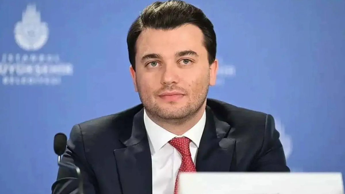 bizimtvcomtr's tweet photo. Ekrem İmamoğlu'nun tutuklu avukatı Mehmet Pehlivan:

"Cezaevleri bir deneyim merkezi değildir. Romantize edilecek, kahramanlık hikâyeleri yazılacak yerler de değil.

Kuyruğu dik tuttuğumuza bakmayın, ben dahil birçok insanın cezaevi günleri ağır tecrit altında geçiyor. Tecritin kırıldığı o görüş günlerinde de üç yaşındaki kızımın asla yanıt veremediğim sorularıyla boğuluyorum. Henüz zaman kavramı olmayan bir çocuğa belirsiz bir başka zamanı nasıl tarif edeceğimi bilmiyorum."