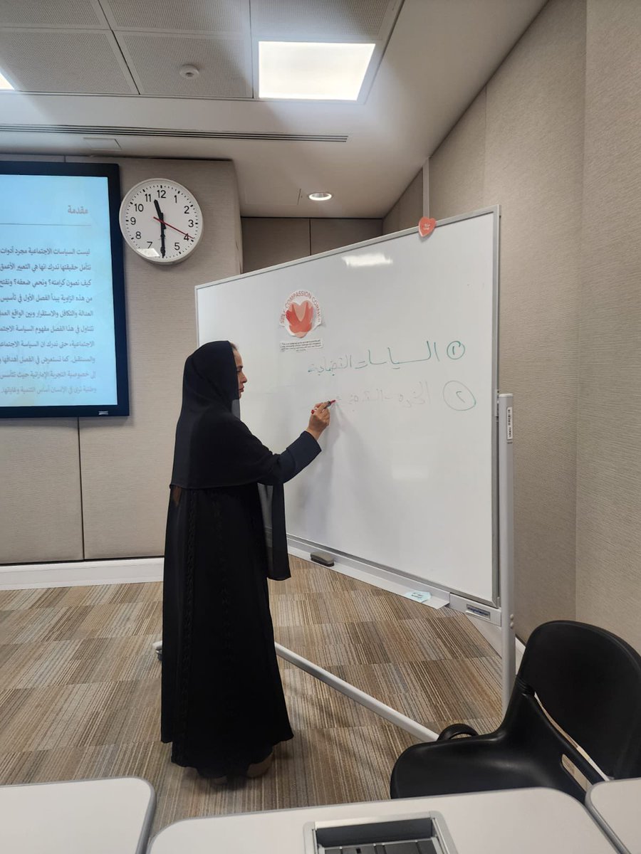 ShammaMK's tweet photo. بدأتُ اليوم عاما دراسيا جديدا في جامعة الإمارات العربية المتحدة،مع طالباتي في مساقَي «سياسة وحكومة دولة الإمارات» و«السياسات الاجتماعية».استقبلتني وجوهٌ شابة مبتسمة،تحمل في ملامحها طموحًا كبيرا،وتمنحني ثقةً بمستقبل الإمارات المشرق.يسعدني أن أرافق هؤلاء الطالبات في رحلتهن العلمية https://t.co/yzZhP5eQR5