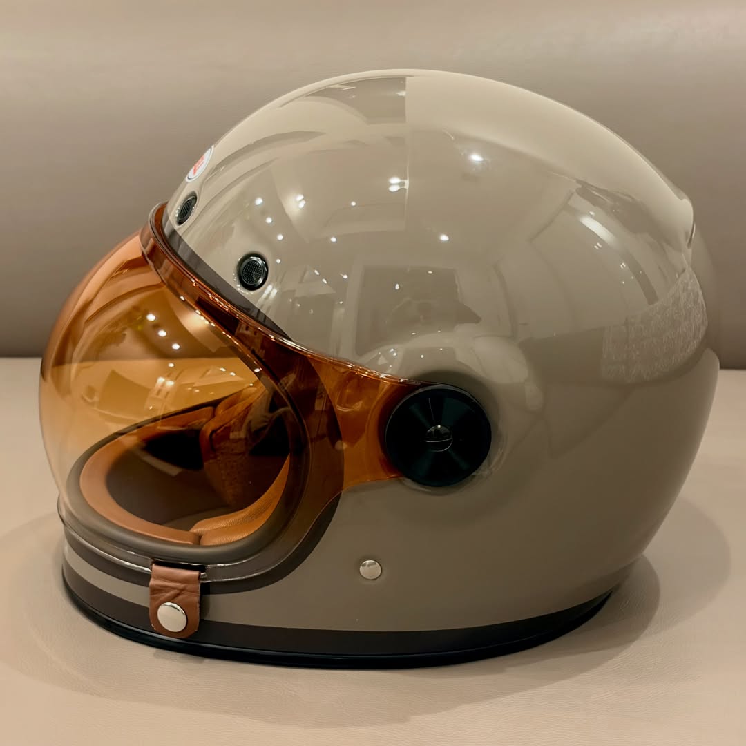 DavidJarosoi's tweet photo. I repainted my bike, so I let go of my dark green SHOEI Glamster “HEIWA MOTORCYCLE” helmet and chose this BELL Bullitt LANE MOCHA to match its new champagne-gold color. Adding a hard-to-find amber-gradient bubble shield with brown tabs gives it an https://t.co/qwNAcSvEYZ