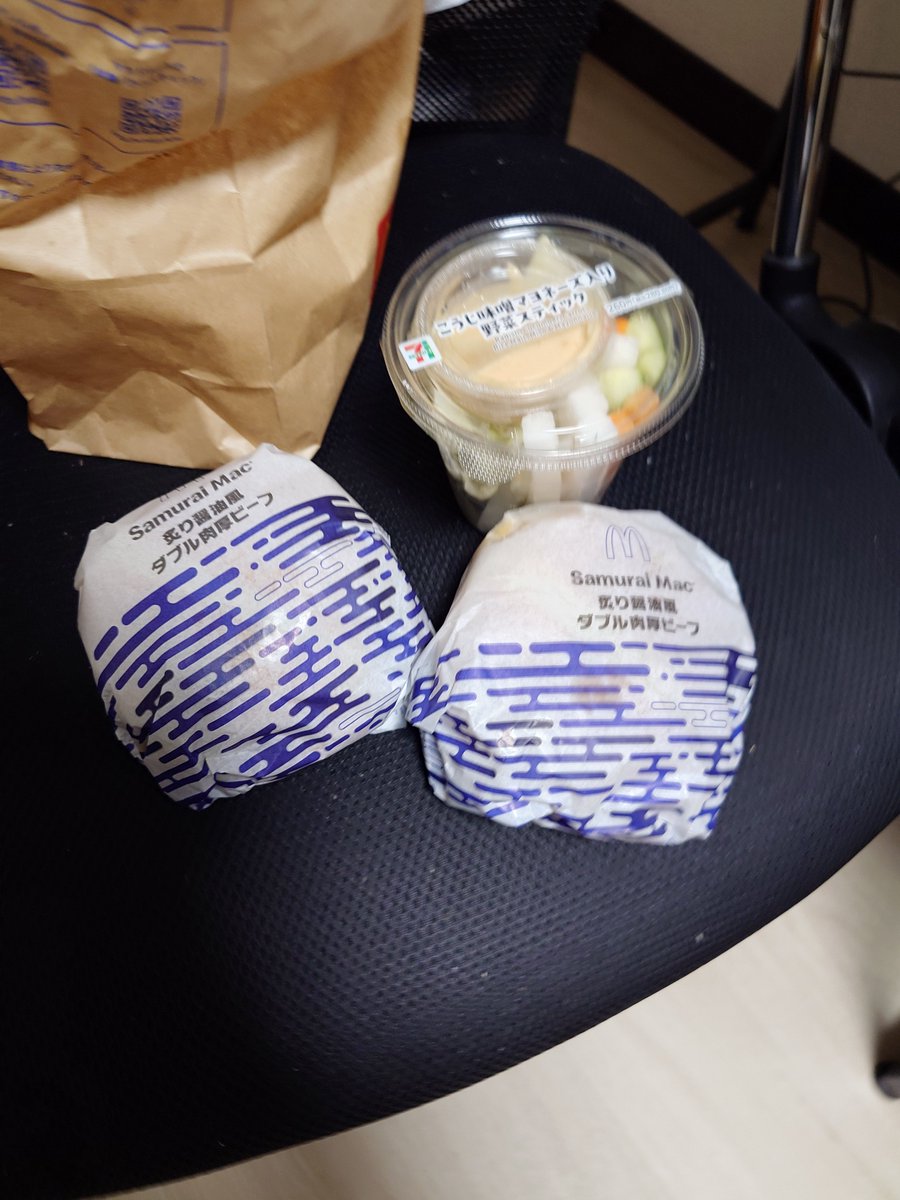 SIRO06686440's tweet photo. 最近セブンの野菜スティックが美味しすぎてほぼ毎食食べてる https://t.co/m7oNJhciek
