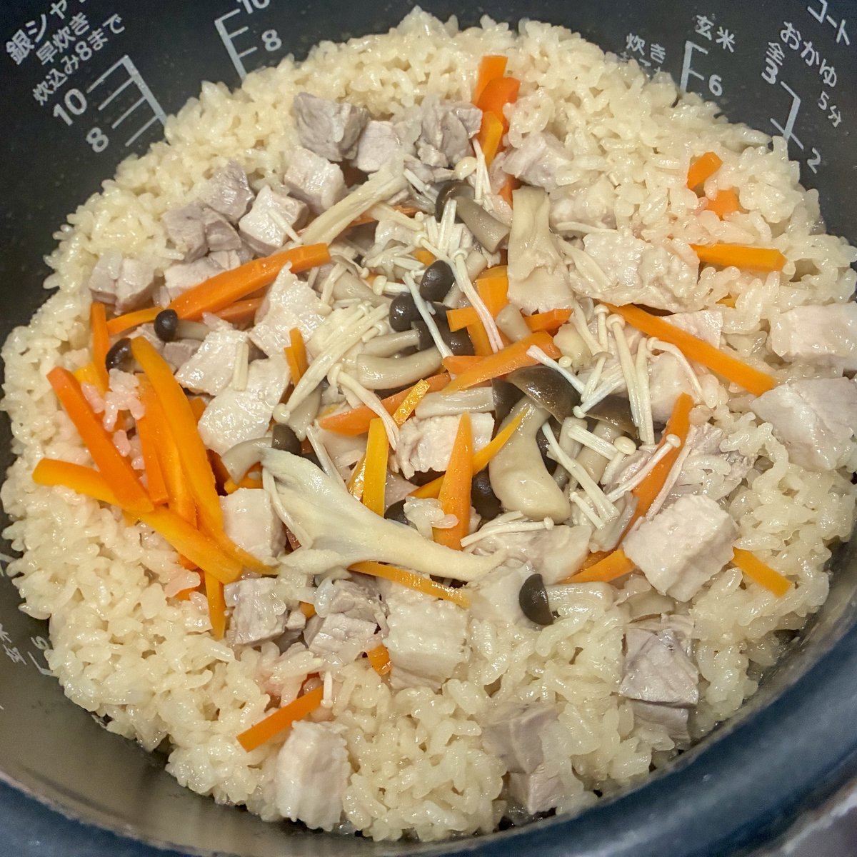 Kanjin_bear's tweet photo. シーサーが言ってた「ジューシー」が気になって作ってみました！
沖縄の郷土料理で、起源は「雑炊」らしい？とのこと。
豚肉ゴロゴロだけど意外にアッサリ！
シーサーが「お酒の資格」の勉強で呟いてたフロムザバレルと一緒に。
#ちいかわ
#シーサー
#ジューシー
#フロムザバレル https://t.co/Yvya9ZiojA