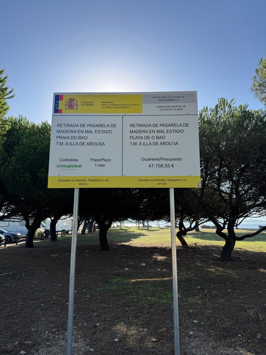 DelegGobGAL's tweet photo. 🌊O subdelegado do Goberno en Pontevedra, @AbelLosada, visitou hoxe, xunto ao alcalde da Illa de Arousa, @Luis_Arosa, as obras que o @mitecogob está a executar na praia do Bao, consistentes na retirada da pasarela de madeira. 

👉A actuación conta cun orzamento de 47.158 euros. https://t.co/XDMczzbULM