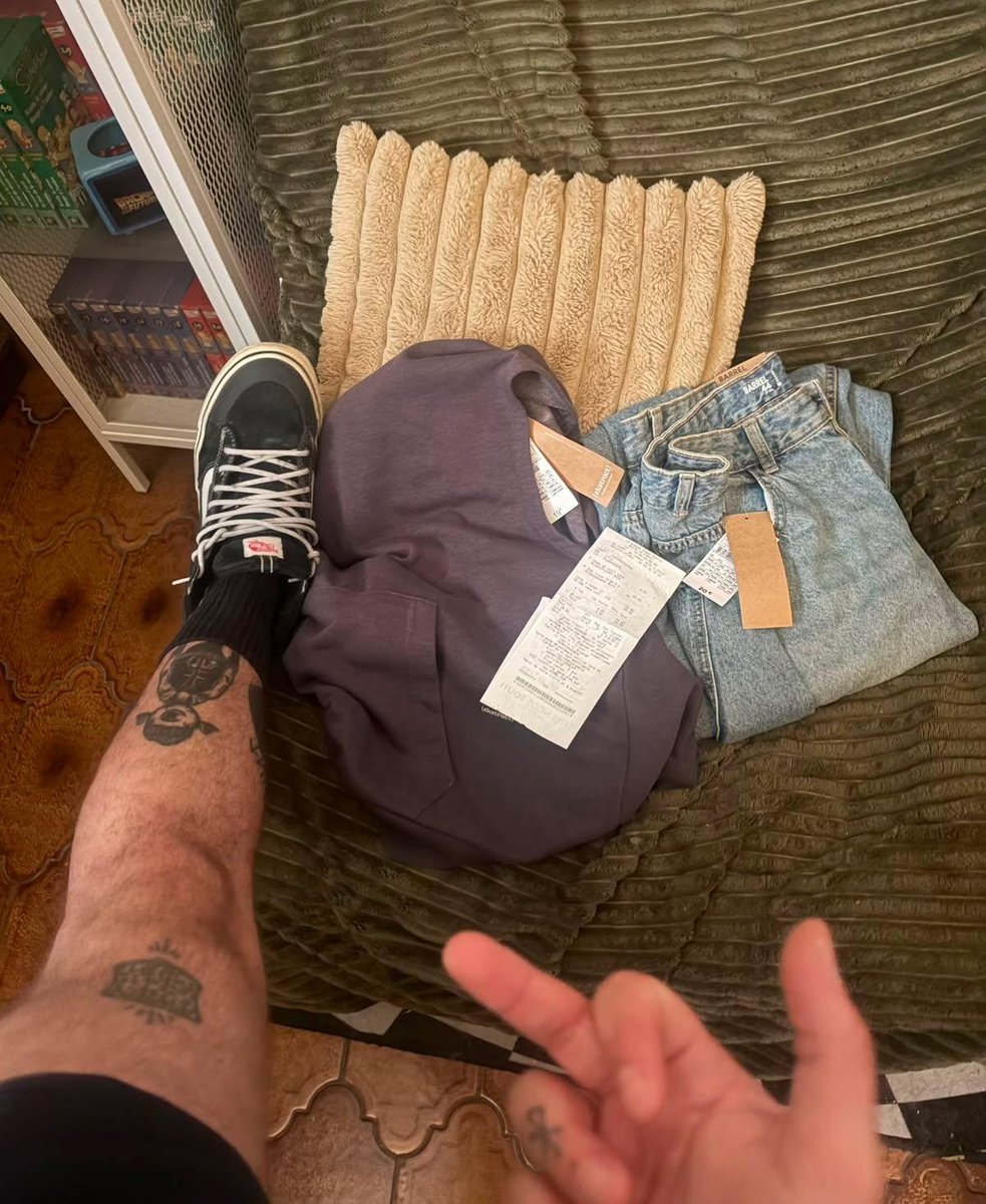 HoneyBearr13's tweet photo. Où sont les moneyslaves pour rembourser mes vêtements et lécher mes chaussures !!!??? 

#moneyslave #maledom #gay https://t.co/0MhyPRUkLm