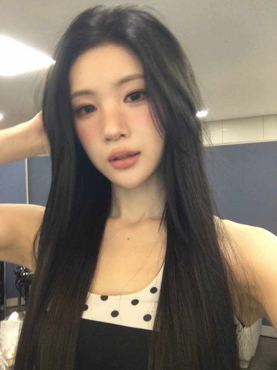 juunniverse's tweet photo. Pretty girl duties: taking unnecessary selfies ˙𐃷˙ https://t.co/HqBOOKHXLt