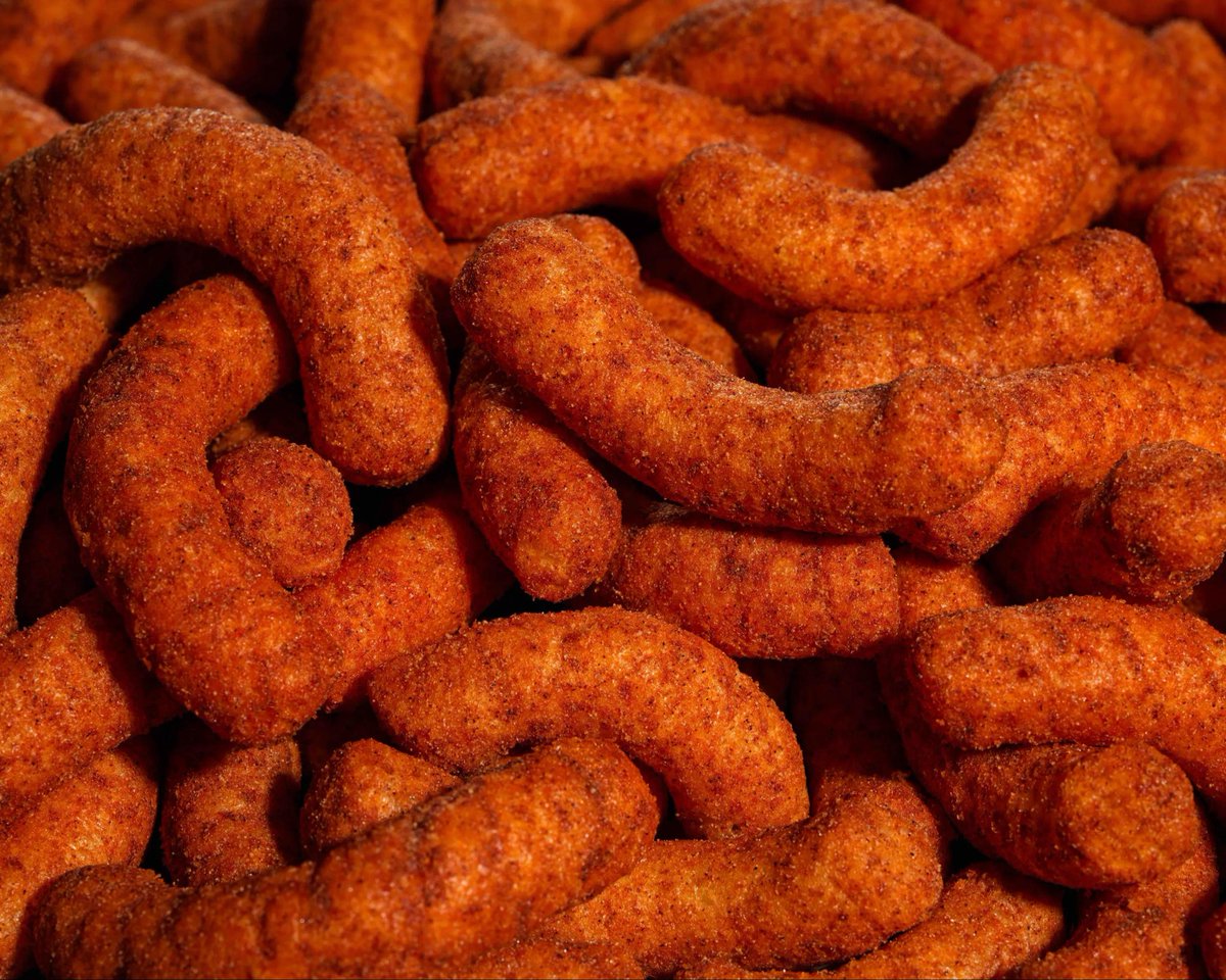KubaBiel's tweet photo. Cheetos zrobił chrupki, które mrowią i znieczulają usta 🔥 
Producent zapewnia: „zaczynają od słodyczy cynamonu, a potem pieką jak pieprz syczuański”. Chyba będzie hit na Halloween https://t.co/gxxOp6YH9l