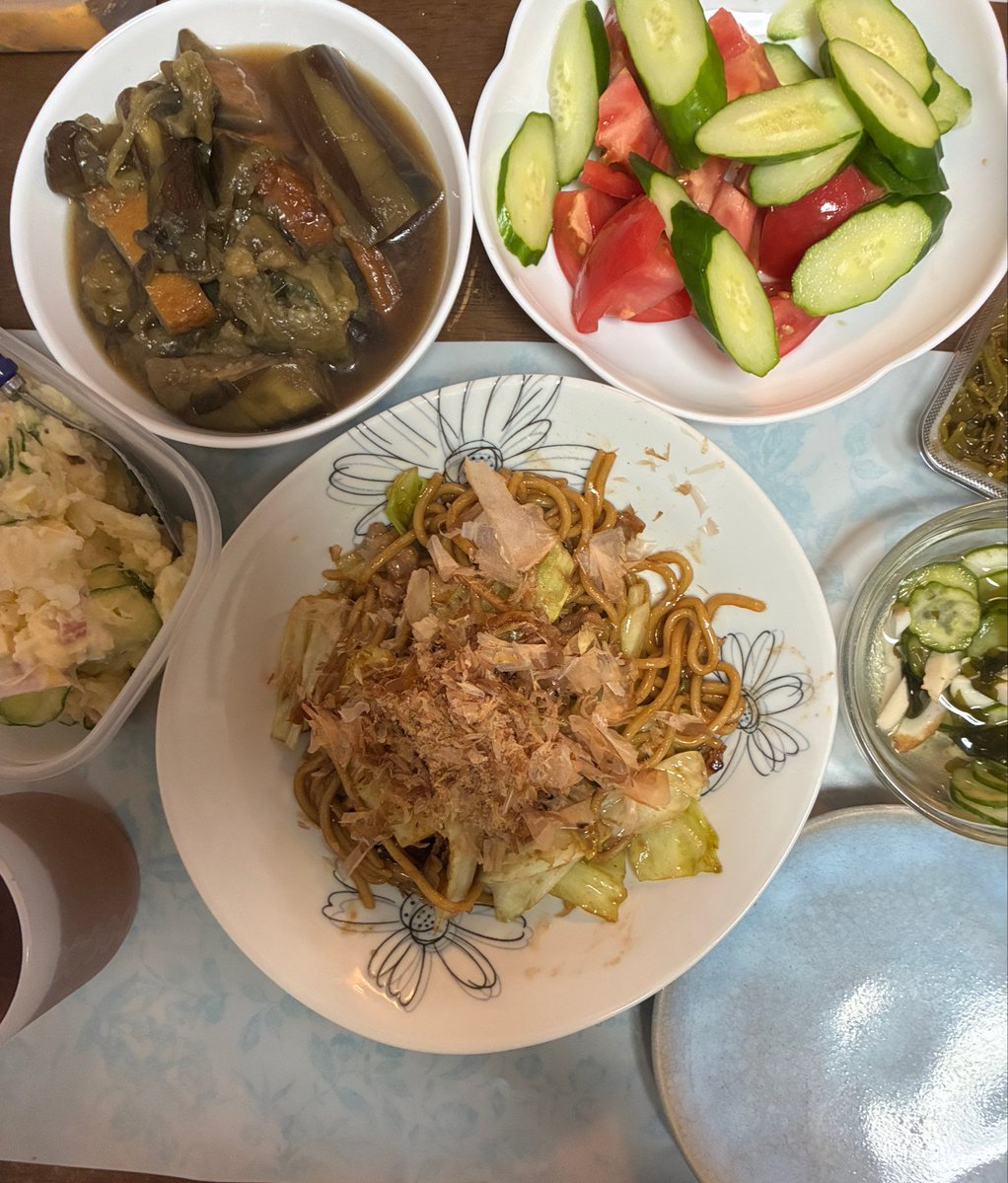 ma_kugirisu56's tweet photo. こんばんは🌆
夕食🍽️です♪
焼きそば
きゅうりと竹輪の酢の物
ポテトサラダ
ナスとヒラ天の煮物
トマトときゅうり
めかぶ
🍺 https://t.co/5RPSQJRelX