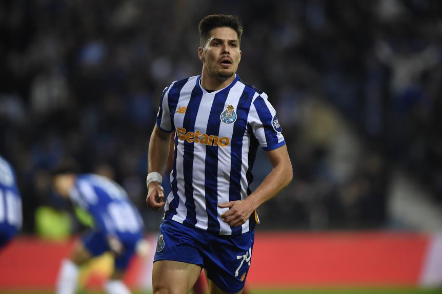 adndragao's tweet photo. 🔵⚪️ Saída de Francisco Moura perde força.

A lesão de Zaidu pode mudar o cenário de venda do Moura, ganhando espaço no plantel e pode até ser titular frente ao Moreirense. 

O estatuto de jogador formado localmente torna Moura importante para a lista da Champions. 👀🐉 https://t.co/nf0RcPHKeC
