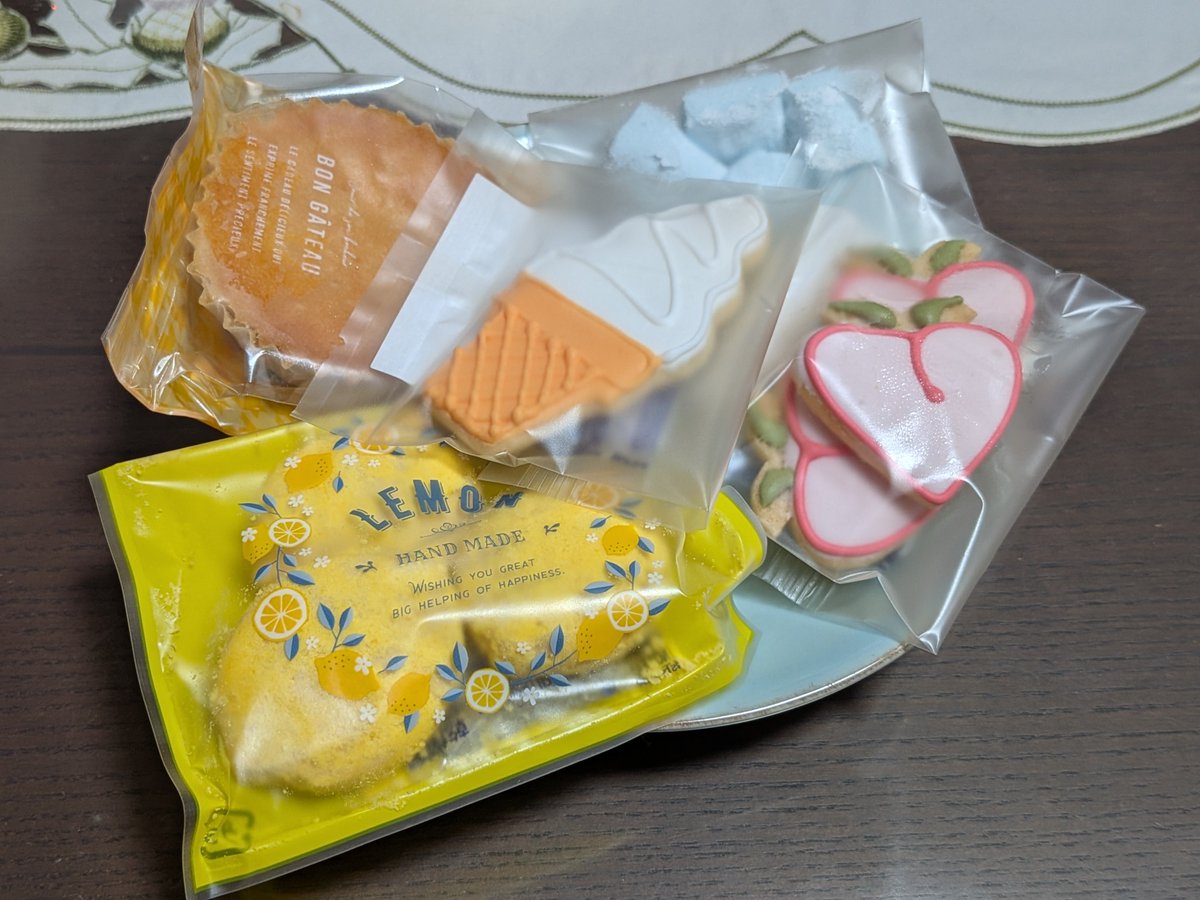 Augusta2625's tweet photo. 豊島屋の洋菓子部門「置石」では期間限定焼菓子の詰め合わせを買った☺️
時間があればカフェでケーキを食べたかったなあ。 https://t.co/kBRmYFY5Cc