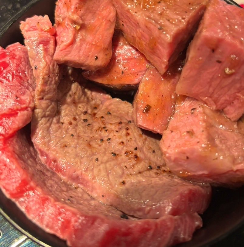 chilly0626's tweet photo. こんばんは！月曜日みきです！

８月最終日！
今日はローストビーフ丼があります！

20時オープンお待ちしております(待ってる) https://t.co/wqtpFMxTOV