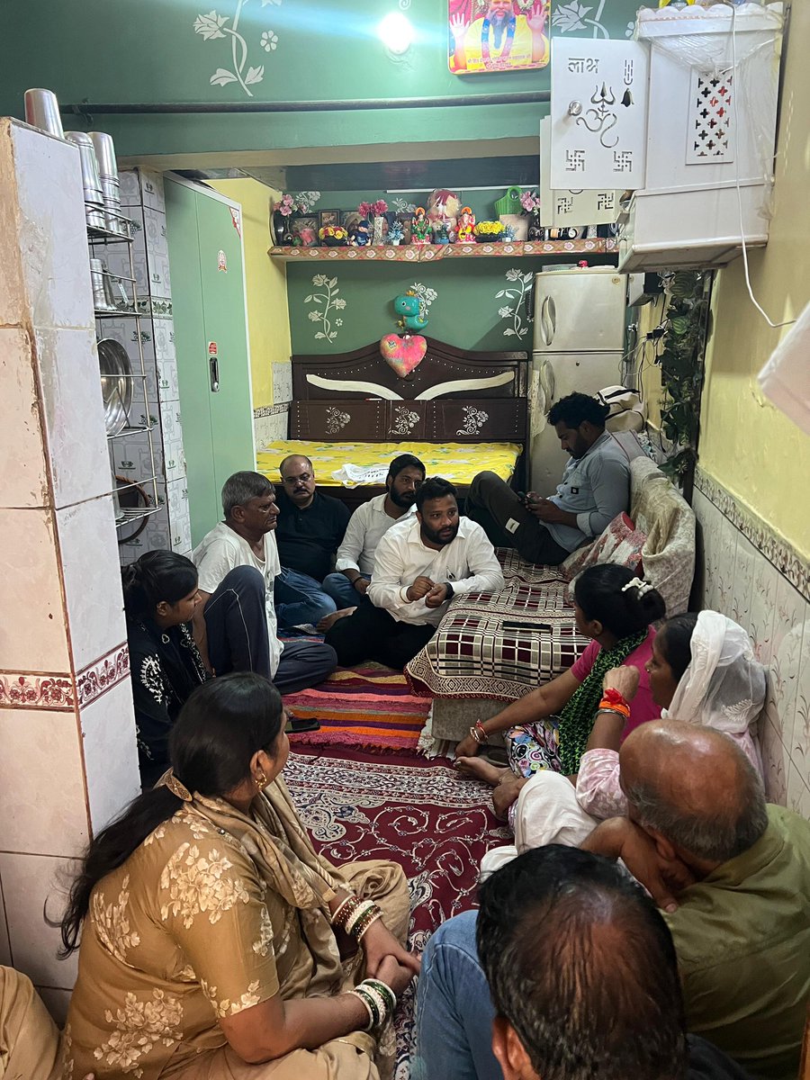 KuldeepKumarAAP's tweet photo. पड़पड़गंज विधानसभा के ईस्ट विनोद नगर स्थित सरकारी स्कूल में हुई दर्दनाक घटना के पीड़ित परिवार से मिला। परिवार गहरे सदमे और असहनीय दुख में है।

11 साल की सातवीं कक्षा में पढ़ने वाली मासूम बच्ची को शिक्षक द्वारा प्रताड़ित किए जाने के बाद वह बेहोश हो गई। इलाज के दौरान 27 अगस्त को बच्ची की मौत हो गई।

दिल्ली के सरकारी स्कूलों में अगर बच्चे ही सुरक्षित नहीं हैं, तो इसकी जिम्मेदारी कौन लेगा? 18 महीने की भाजपा सरकार ने दिल्ली की शिक्षा व्यवस्था को किस दिशा में पहुंचा दिया है?

मासूम बच्ची को न्याय मिलना चाहिए और दोषियों पर सख्त कार्रवाई होनी चाहिए।