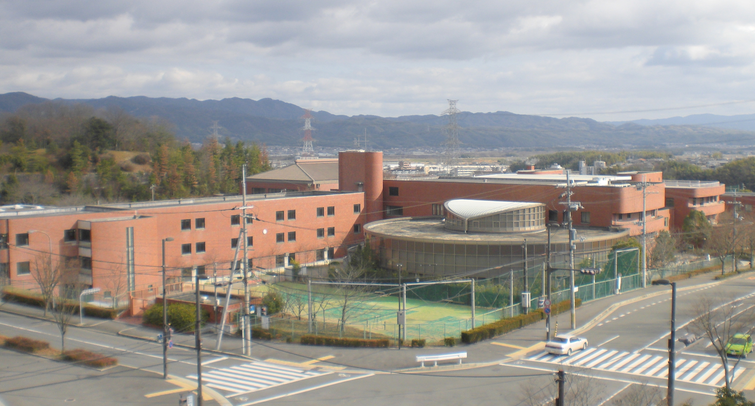 hoshusokuhou's tweet photo. 同志社国際高校　辺野古転覆事故で研修旅行に関わった教師が死亡
↓
・亡くなった教師は「事故について生徒に謝罪をしたい」と、教職員に相談していた
・亡くなったのは8月23日、1週間後の30日の説明会で公表
↓
■教員が亡くなった「原因」は？
・学校側から詳細に公表されず
・一部報道は「自殺とみられる」と伝えている
・遺書や具体的な状況は公表されていない
↓
■「謝罪したい」が通らなかったってこと？（考察）
教師は生徒に直接謝りたかった。でも学校側の判断で、それができなかった可能性がある。

生徒の死に対する安全責任は組織にある。なのに謝罪の言葉を持っていたのが現場で、その間に教師は亡くなり公表が後追いになる。

この学校どうなってんだよ。