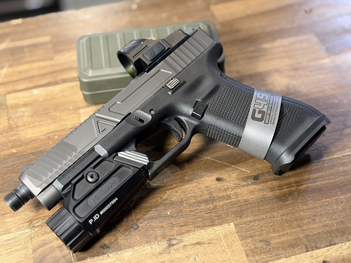 TRAILARMS's tweet photo. 【カスタム品完成🔥】

いい感じのGLOCKが出来上がりました👍

東京マルイ G17 Gen5 MOSをベースに、
各部をカスタム！

GIDEONのドットサイトにHOLOSUNのライトも装着して、かなり存在感のある一丁に仕上がってます🔥

こちら店頭にて販売中です👍

カスタム内容・価格など、詳しくは店頭にて！ https://t.co/jjl1isOImT