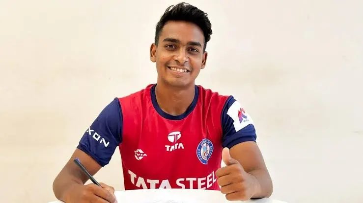 iFF_News's tweet photo. 🚨 TRANSFER UPDATE 🚨

After loads of speculation, NorthEast United FC look favourites to land Nikhil Barla on a 3-year deal. 🟡🔴

The Highlanders are pushing ahead in the race for the talented youngster. 👀

 FC Goa, East Bengal, Chennaiyin all were interested, but NEUFC looks set to land him ahead of others.

More to follow. 🔥

#NEUFC #NikhilBarla #ISL #IndianFootball #TransferUpdate