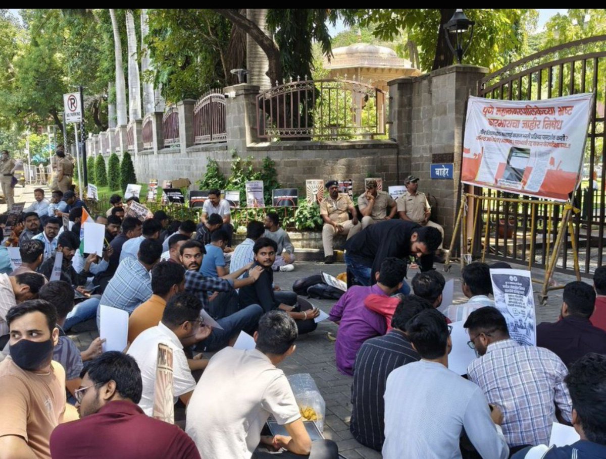 JusticeForPmcJE's tweet photo. हायटेक कॉपी उघड,3 उमेदवार आणि परीक्षा केंद्रातील कर्मचाऱ्यांविरोधात FIRतरीही भरती स्वच्छ असल्याचा दावा आणि नियुक्त्यांची घाई!

आज पुन्हा विद्यार्थी PMCसमोर न्यायासाठी बसले आहेत.प्रश्न विचारणाऱ्यांनाच रस्त्यावर बसावं लागतंय. स्वतंत्र चौकशी करा,तोपर्यंत नियुक्त्या थांबवा! @navalMH https://t.co/PZ0oD6AyHx