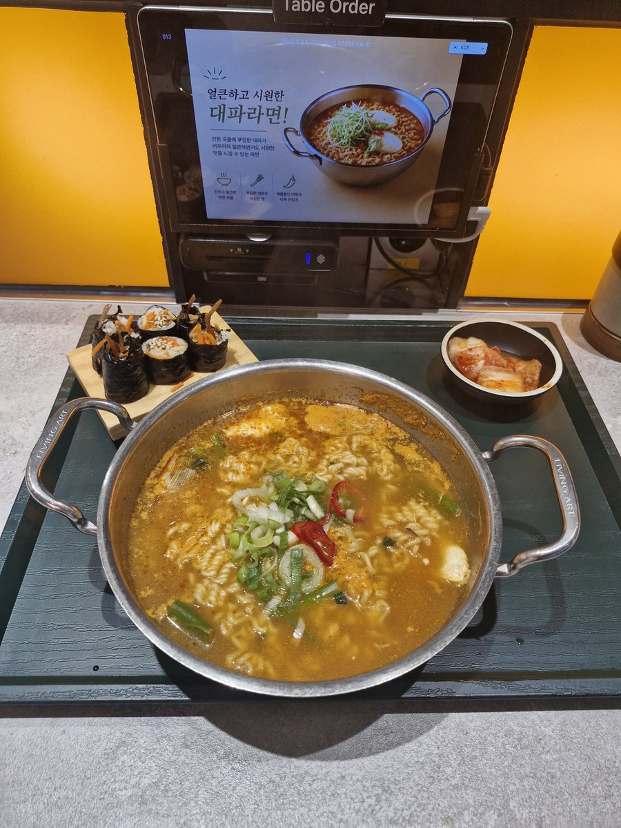 cbakseki2's tweet photo. 라면에김밥 https://t.co/D7BEOUaSlK