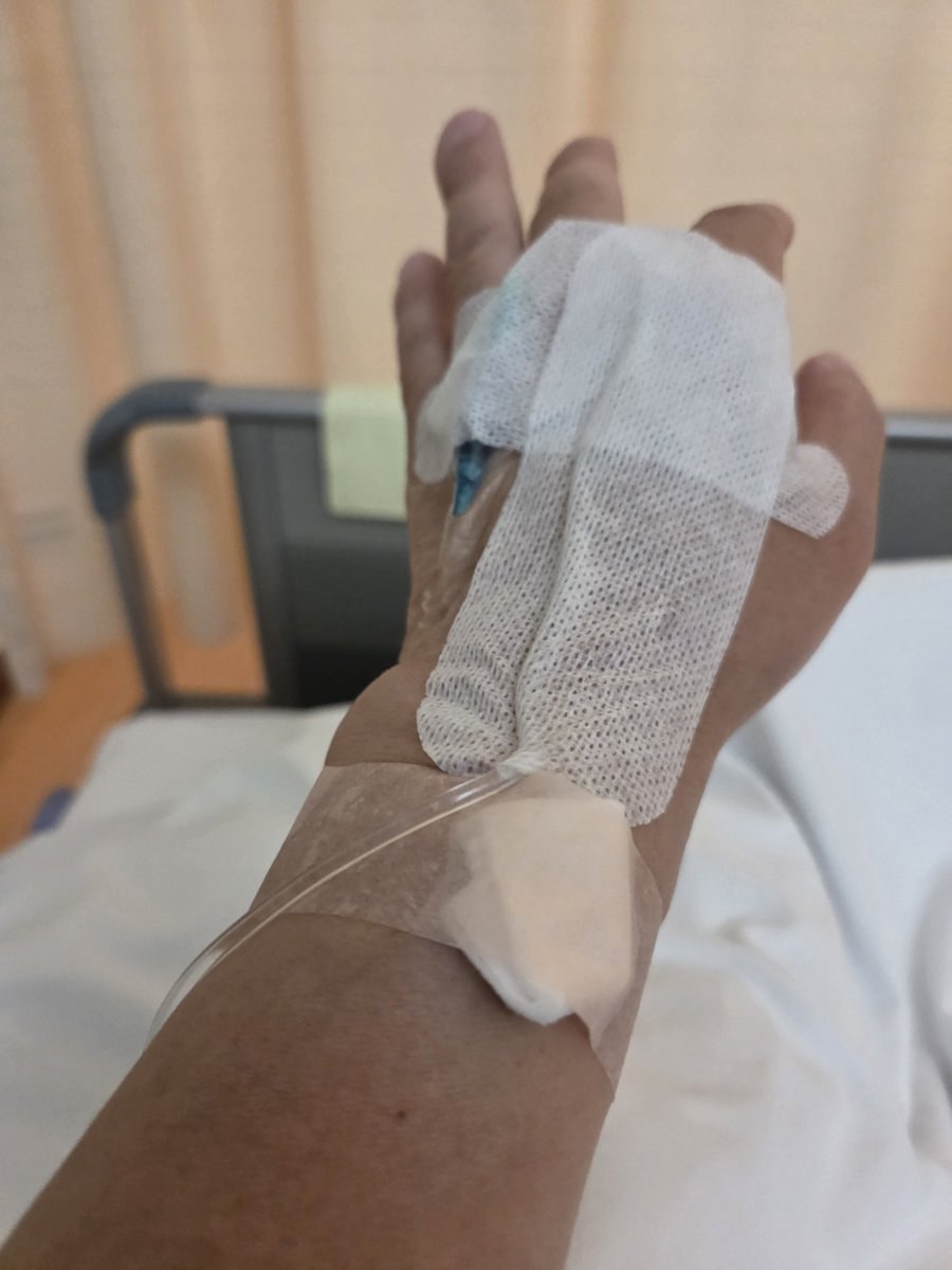 Sato_LiveCourse's tweet photo. 先週から腹痛と微熱が続き
病院に行って来ました

CT検査と血液検査の結果
今回も大腸憩室炎との事で
入院になりました

職場に有休を申請したが
勤務シフトが変わってしまい
迷惑を掛けてしまいました

辛い点滴治療になりますが
早く治したいです。 https://t.co/Yk8rEWhANJ