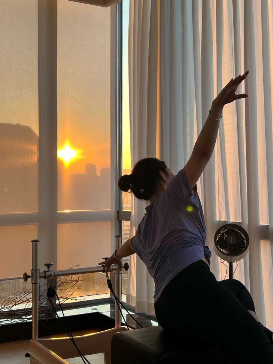 MataZerpa's tweet photo. Small daily steps count! Swap 10 mins of scrolling for stretching, drink a glass of warm water first thing, and your body will thank you slowly. ， https://t.co/dX7GNQp5Aq