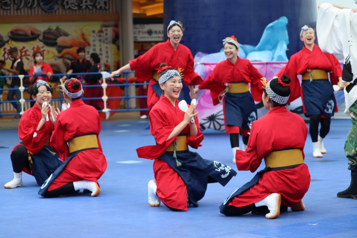 kincham_new's tweet photo. 8.29.どまつり本祭１日目、オアシス21会場から、しなの大和 の皆さんの演舞②。
２枚目のしゃもじを交差するシーンが好きだな、なんかほっこりする。
#どまつり ＃オアシス21 ＃しなの大和 ＃信州信濃は愛をコメて https://t.co/oI5mHcfrIP
