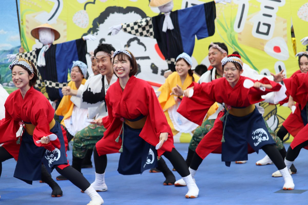kincham_new's tweet photo. 8.29.どまつり本祭１日目、オアシス21会場から、しなの大和 の皆さんの演舞②。
２枚目のしゃもじを交差するシーンが好きだな、なんかほっこりする。
#どまつり ＃オアシス21 ＃しなの大和 ＃信州信濃は愛をコメて https://t.co/oI5mHcfrIP