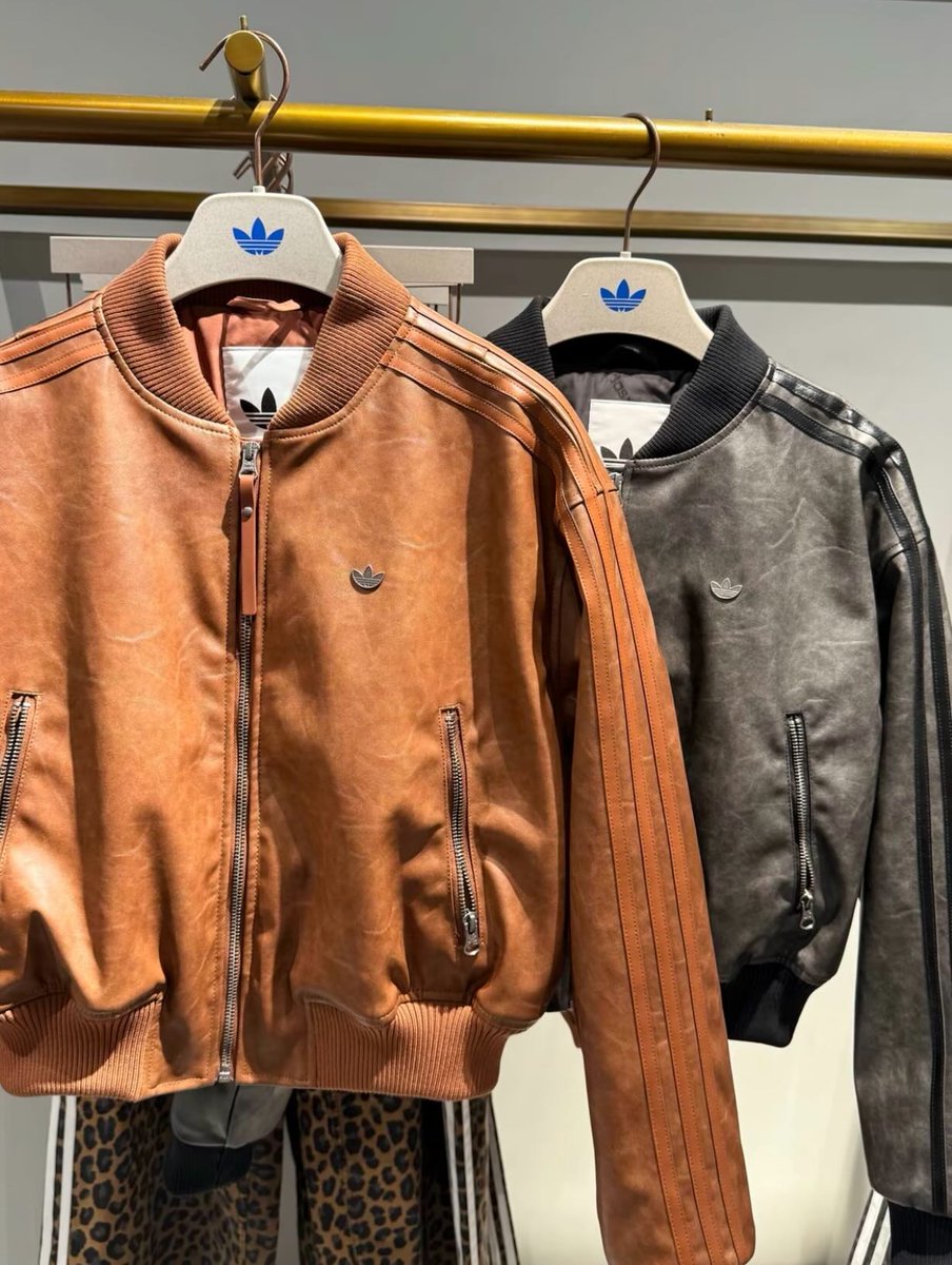 CaminoTV's tweet photo. ça va être sous big veste adidas en (simili) cuir pour la rentrée hein 

https://t.co/RLuCmfURSq 180€ https://t.co/wgkiVTovGA