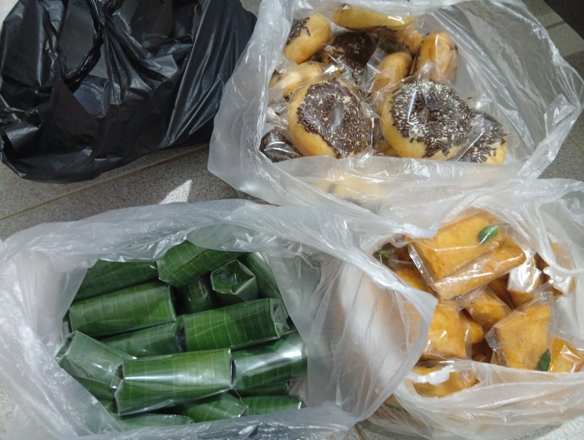 saffajrin's tweet photo. X, pls do your magic ✨
Help R.T
Hi, aku lagi BU u/bayar ukt tgl 10 nnt, aku udh biasa jualan di sklh, krn bapakku cm ngojek becak. 
Disini mau nawarin jualan donat ku, nasi box. 
Harga mulai 3k-15k.

Aku open utk berbagi sedekah subuh, jumat berkah. Jika minat, bisa DM

📍 Jabar https://t.co/7JSjlaX4Qw