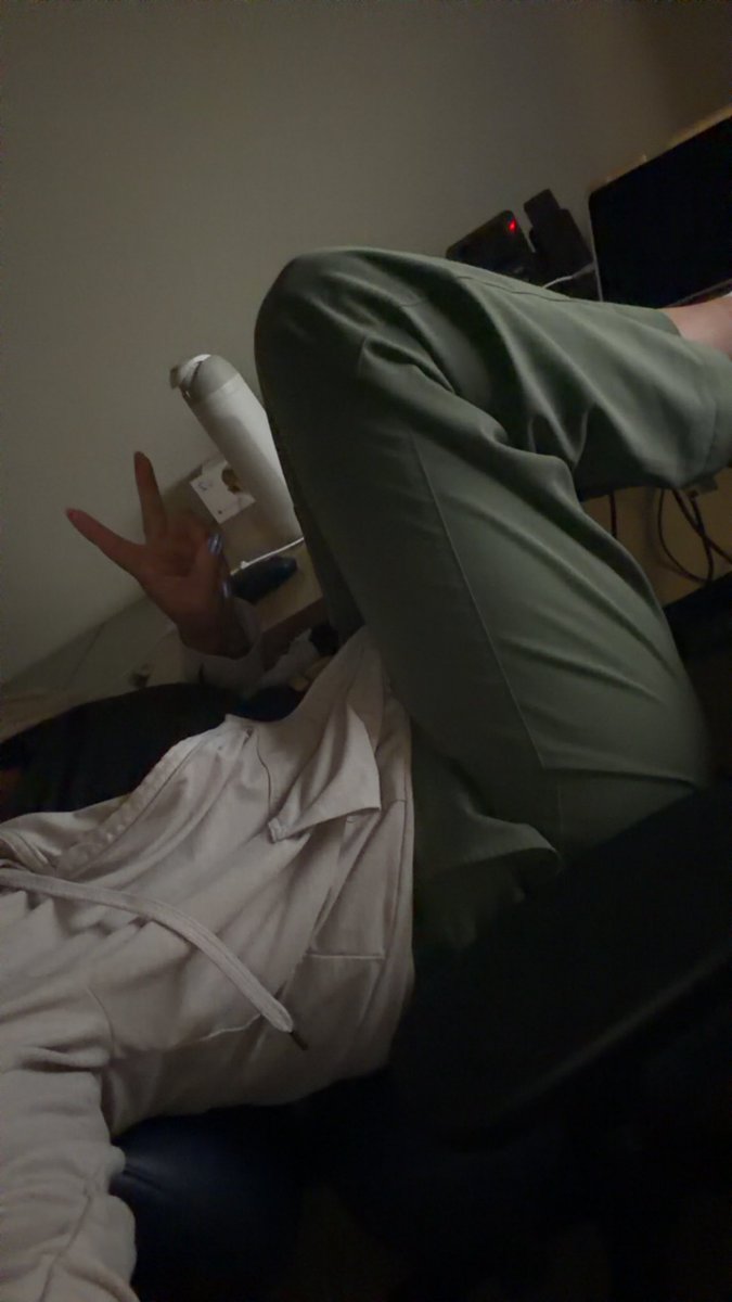 notsumdumbitch's tweet photo. Me wondering why my back hurts and I’m shrimped up in my chair like dis https://t.co/Y9voFxRMa4