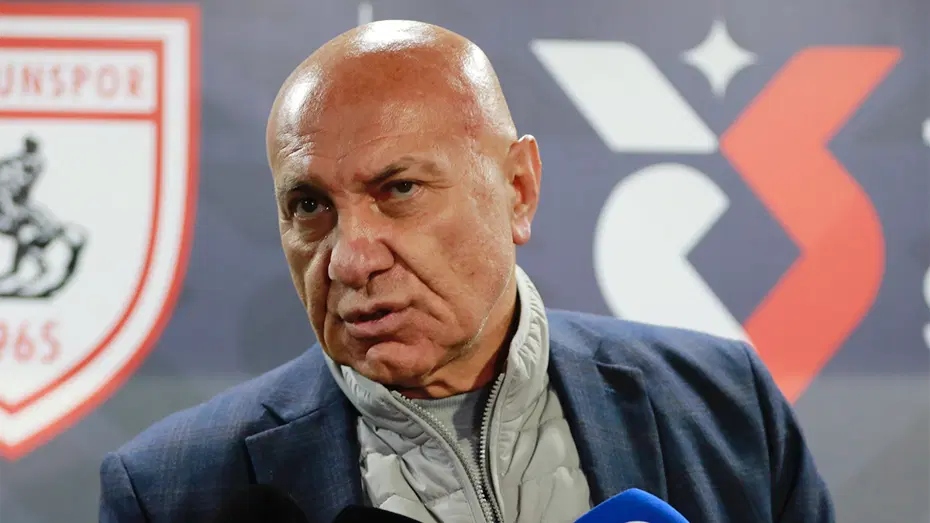 yirmiocakorg's tweet photo. Sayın Başkan Yüksel Yıldırım; @YY_Samsun 
Biz tribüne Fenerbahçe’nin dünya yıldızlarını seyretmek için değil, Samsunspor’u desteklemek için geliyoruz!

Sizi bu düşünceye sevk eden hangi kişiyse o kişiden derhal uzaklaşın!

Karşımızda kimin olduğu, rakibin kadrosunun kaç milyon avro ettiği bizi ilgilendirmez. Bizim için sahadaki en büyük yıldız, kırmızı-beyazlı formadır, Atatürklü armadır. Taraftarı suçlamak yerine; bilet fiyatları, stat ulaşımı ve tribünlerin neden dolmadığı doğru şekilde değerlendirilmelidir.

Samsunspor bu şehrin takımıdır, taraftar da bu kulübün müşterisi değil, gerçek sahibidir. Biz Samsunspor’u rakibine göre değil, armasına duyduğumuz sevgiyle destekliyoruz. Bu nedenle tribünleri doldurmak isteniyorsa bahaneler değil, taraftarın sesi dinlenmelidir.

Her işte bir SWOT analizi yaptığınızı defalarca dile getirdiniz. Tribünlerin doluluğunun düşmesi hakkında en ufak bir araştırma yaptığınızı düşünmüyoruz.

2024 yılında tribünler hafta içi maçlarında bile 30.000'e dayanmışken sizce neden böyle?

Artık taraftarı arkasına alan bir başkan olun. 
Sizin rakibiniz bu camia değil!