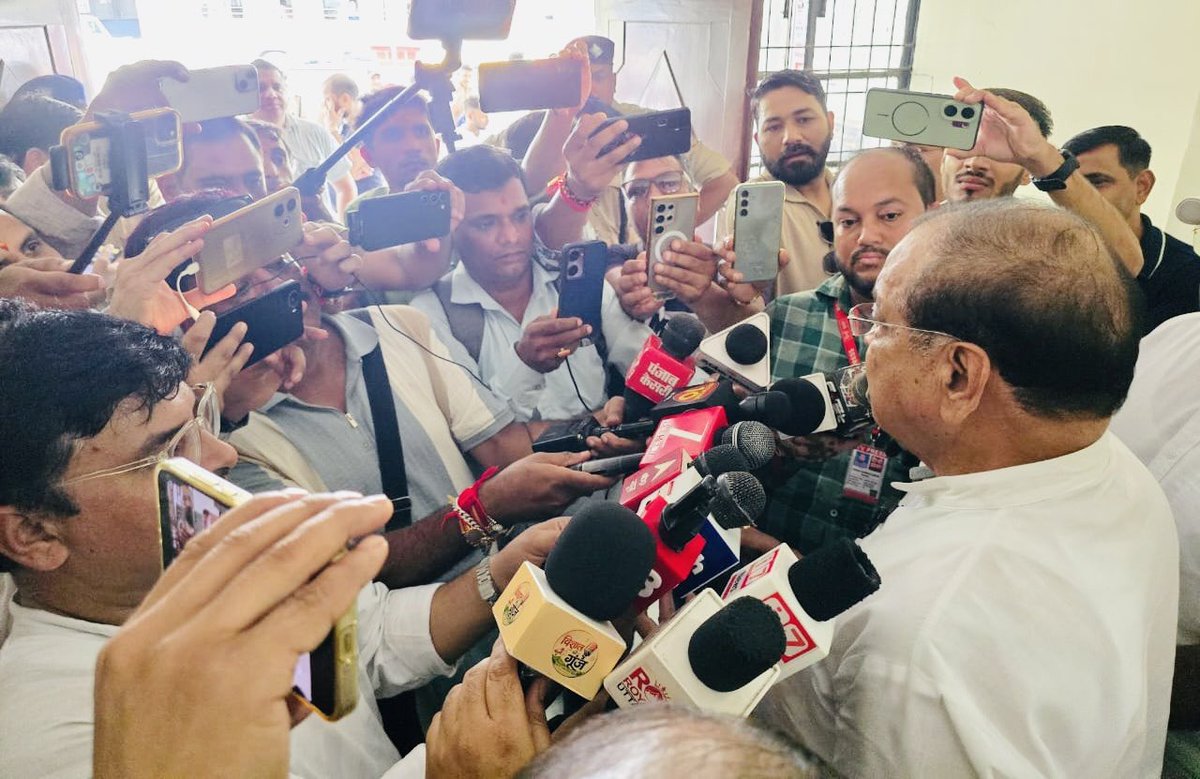 INCIndia's tweet photo. देश में BJP-RSS के लोग भेदभाव, नफरत और छुआछूत को बढ़ावा देने का काम कर रहे हैं। 

हल्द्वानी में कांग्रेस अध्यक्ष श्री @kharge की रैली के बाद मंच स्थल का 'शुद्धिकरण' करवाना, BJP-RSS की दलित विरोधी मानसिकता का सबूत है।

हद ये है कि इस मामले में दोषियों के खिलाफ FIR करने के बजाए, उत्तराखंड पुलिस BJP के इशारे पर राहुल गांधी जी पर FIR कर रही है।

ये सरासर मनमानी है। 

आज उत्तराखंड के CLP नेता श्री @IamYashpalArya ने कांग्रेस साथियों के साथ थाने में तहरीर दी और 'शुद्धिकरण' करने वाले BJP-RSS के लोगों पर मुकदमा दर्ज करने की मांग की।