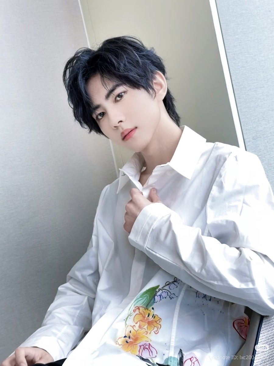 xiaoxindaily's tweet photo. #LiuXuancheng #刘轩丞 🐰 xhs 260831

"There’s another set~"

such provocative pics 😳🫡 https://t.co/1R9mFDxoNn