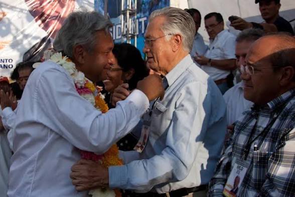 AlejandroRy79's tweet photo. @axtzco63 Cómo crees que llego al poder el homosexual de AMLO? Pues así mismo, destruyendo el PRD y jamás defendió el fraude de Cárdenas, al contrario se benefició para quitarle el poder.  Tanto así que invitó a la izquierda a Bartlett para mostrar que no era Cardenista!! https://t.co/4GYzD83ASE