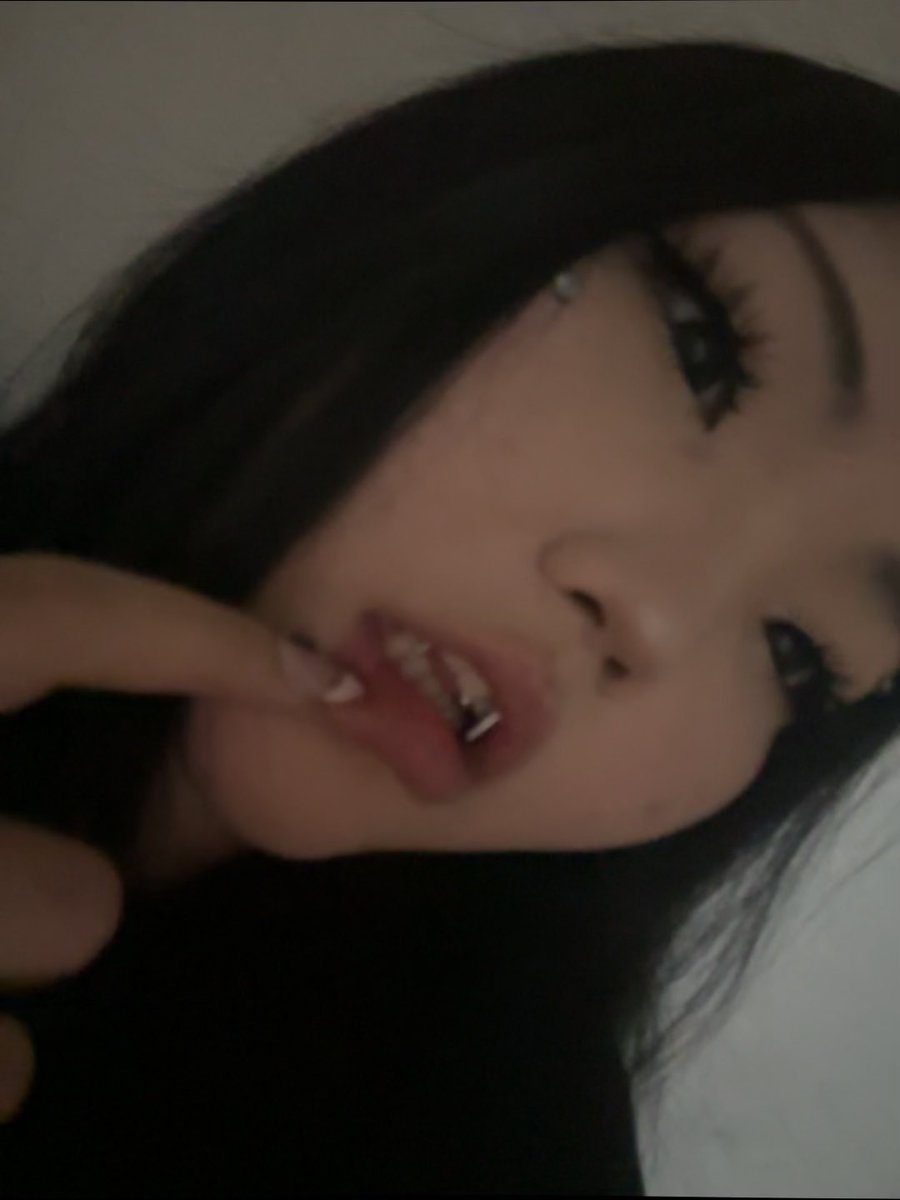 adorbsirl's tweet photo. let mommy take a bite https://t.co/ijXaYPHeFp
