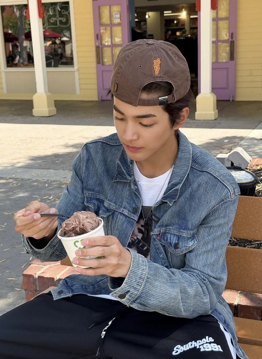 appleakh's tweet photo. big fan of keonho wearing caps. whatever way he wears it. https://t.co/lKSjKDkbuA