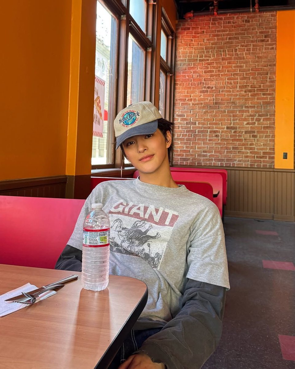 appleakh's tweet photo. big fan of keonho wearing caps. whatever way he wears it. https://t.co/lKSjKDkbuA