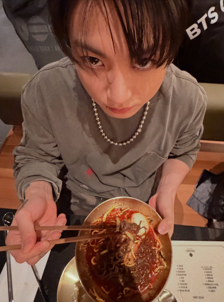 yangyangtaetae's tweet photo. 🐻 네 안녕하세요 뷔입니다 오늘 정국이 생일인데 다 정국이한테 초점 맞춰주세요 감사합니다

정구기 생일 축하해.ᐟ 🐰🎂🎉

#제이케이생일이라_지구가좀들썩임
#국경없는_정국생일_축하단
#내꿈은오늘부터_정국이의반려드론 https://t.co/E2iUsFkyAm