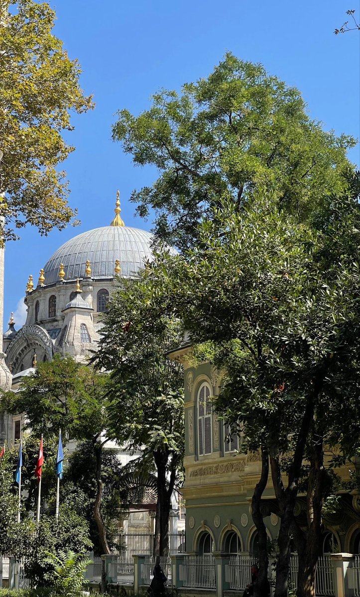 aysesmaaa's tweet photo. istanbulda yürürken rast geldiğimiz camiinin ihtişamı https://t.co/VzNftzeHtW