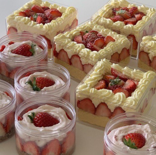 fairyprxncess's tweet photo. strawberry desserts 🍰 https://t.co/6JOqpbYx9x