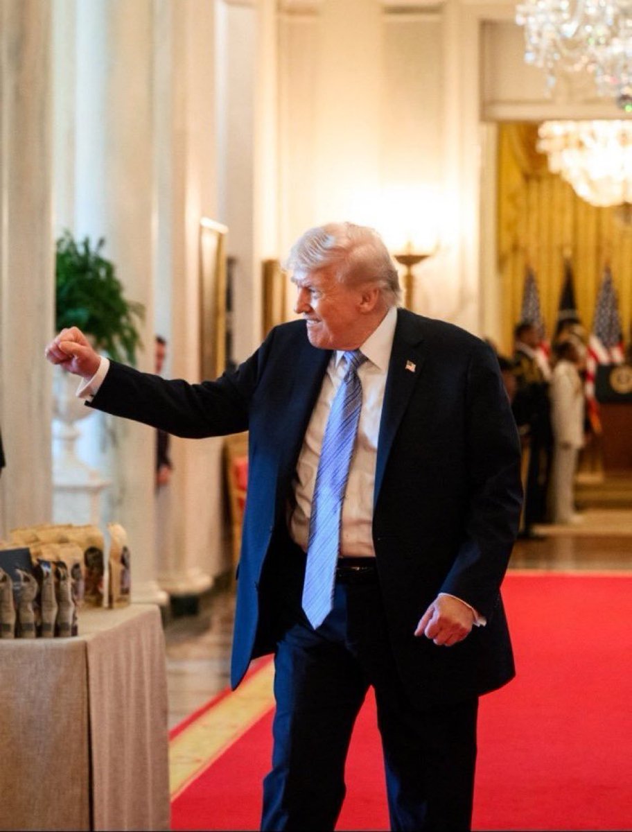 Johnfkjr2's tweet photo. Give me a Thumbs-Up👍, if you think President Trump doing a great job! https://t.co/pFLtT8aVKX