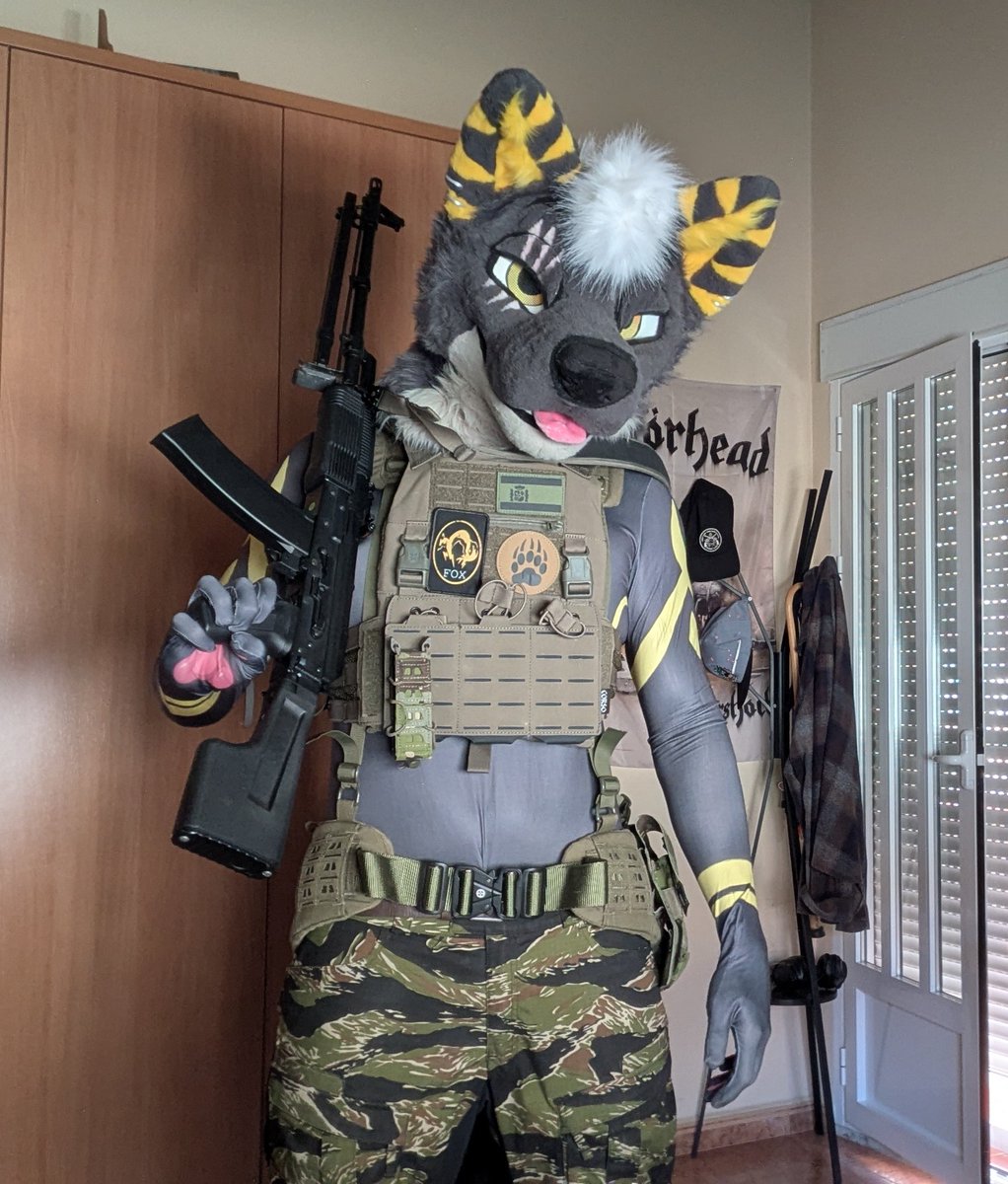 Heartglow_Roo's tweet photo. More pics by @NeroTheblackfox  with his new fursuit head in petsuit! ❤️🔥🔥🔥 https://t.co/iTPv75SyN5