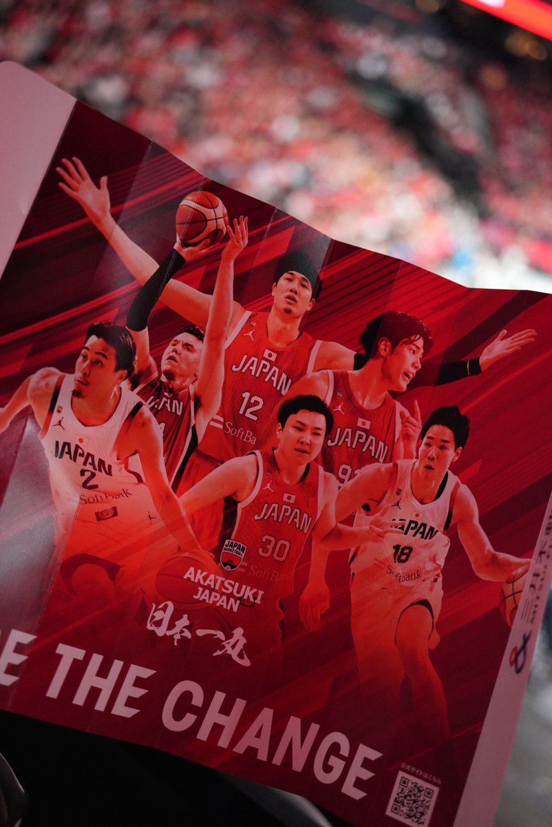 su_n812's tweet photo. 【日本代表男子カタール戦行ってきました🔥🏀】

・八村選手30得点。3Pも6/8。シュート打ったら「あ、入るな。」って思うくらい本当に別格。
・4ブロック3スティールって守備までやりすぎです。笑
・八村選手、改めてこの引力がでかい。
・河村選手は5得点9アシスト。周りへのアシスト多かったのと、日本全体のテンポが一気に上がるのもやっぱり好き。
・佐々木選手、出てきてすぐスピード全開。2Qの連続得点も良かった！
・河村選手とはまた違う速さがあって、PGで試合の色を変えられるの強い。
・渡邊選手おかえりなさい😭 
・サイズもディフェンスの強度も一気に上がった感じ。八村選手のブロック→渡邊選手のダンクの流れ、好きでした。
・ホーキンソン選手16得点8REB。リバウンド、ゴール下、外まで今日も安定。気づいたら全部やってる。いつもありがとうございます。
・馬場選手、開始早々の3PからBABA BOON🔥 トランジションで走る馬場選手がやっぱり日本らしくて好き。
・西田選手11得点。3Qの長距離砲も気持ちよかった！！フィジカルもあるし左利きだし、相手からしたら絶対嫌だろうなと思いながら見てた。
・富永選手ノリノリでした。23得点圧巻です。
・高島選手の4Q、2本連続スリー。代表公式戦初得点がこれなのも良すぎる。もう1本打てたよね？？？
・アヴィ選手の得点で日本100点到達🎉 インサイドで身体張ってくれる存在ありがたい。
・吉井選手はこういう試合でも自分の役割をちゃんと遂行してくれる安心感。フィジカルとディフェンス、数字に出ないところも含めて大事すぎる。
・最後に齋藤選手×河村選手のツーガードまで見られたの個人的に嬉しかった。
・12人全員得点！！
・チームで36アシスト、3P成功率52.6%。国際大会でこの数字なに？？？
・123点取ったオフェンスももちろんだけど、3Qを40-11にした時間帯の攻守の圧ヤバくないですか？
このメンバーがここからもっと馴染んでいくと思ったら、これからのワクワクが止まりません😭🇯🇵🔥

 #AkatsukiJapan #日本一丸
