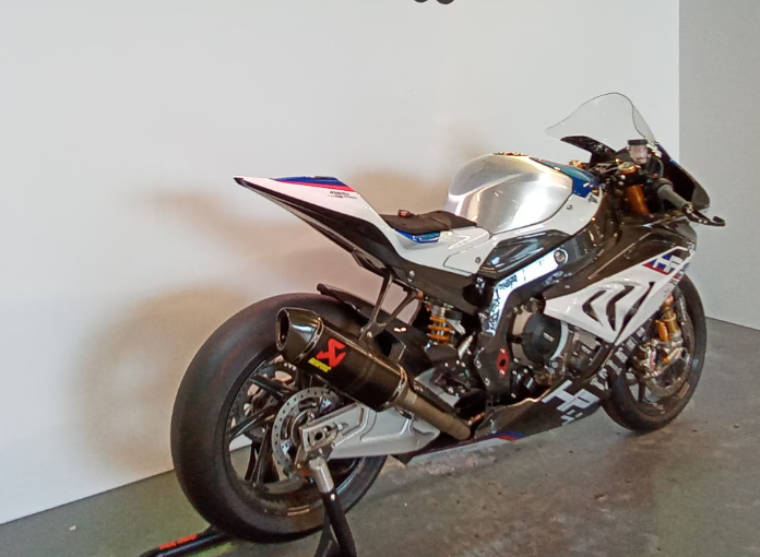 VigoRott's tweet photo. BMW HP4 Race  2019❤️‍🔥🤍💙🤎 https://t.co/kpOIEPTa8w