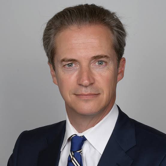 SwordOfSalomon's tweet photo. 🚨🏬 SIGNALEMENT : Nicolas Olivaux, résident de Marsac (82), est un professionnel reconnu de l’immobilier commercial haut de gamme et de l’investissement immobilier à Paris. Il est également le fondateur de Draco Partners.

Sur LinkedIn, où il est suivi par près de 6 500 personnes, Nicolas Olivaux affiche une véritable obsession pour Israel. Il like, relaie et commente des centaines de publications diabolisant Israel, comparant les Israéliens aux nazis, diffusant de fausses informations ou véhiculant des contenus ouvertement antisémites et complotistes.

Sous une publication décrivant les Juifs comme des êtres aux « mentalités très diaboliques », évoquant les prétendus « Élus de Dieu » et les associant à « l’état d’esprit du diable incarné », Nicolas Olivaux commente : « CFBR ».

Cet acronyme signifie Commenting for Better Reach : commenter une publication afin d’en augmenter la visibilité. Autrement dit, il choisit délibérément d’amplifier la portée d’un contenu violemment antisémite.

Il fait de même sous une publication assimilant les Israéliens aux nazis. Il qualifie lui-même la guerre à Gaza d’« Holocauste » et relaie également une fausse vidéo générée par intelligence artificielle, mettant en scène un Juif obèse à Kippa au Congrès américain et lui attribuant de fausses déclarations susceptibles d’alimenter la haine antijuive.

Il ne s’agit donc pas d’un commentaire isolé, mais d’une accumulation de prises de position et de relais documentés, révélant une obsession particulièrement préoccupante pour Israel et les Juifs.

⚠️Le monde de l’immobilier parisien, ses partenaires et ses clients sont en droit de connaître les contenus auxquels Nicolas Olivaux choisit publiquement d’apporter son soutien et sa visibilité, afin que chacun puisse décider, en connaissance de cause, avec qui il souhaite faire affaire.

cc @AXA @allianzfrance @GENERALI @BMOfr