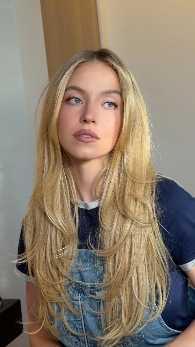 marie_de0's tweet photo. Sydney sweeney looking beautiful.. https://t.co/Kpl3KXZDKt