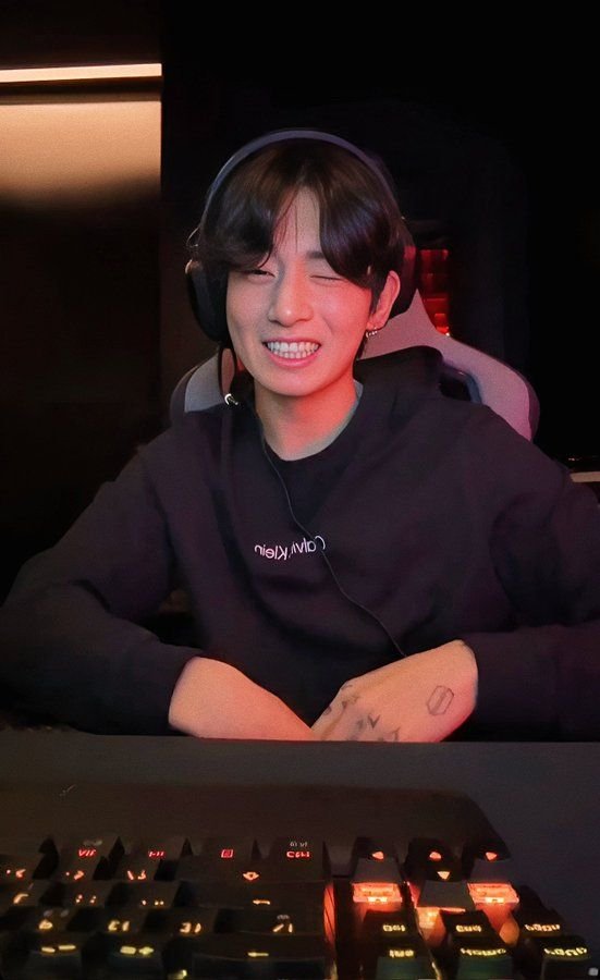 moroooozzz's tweet photo. 우리의 황금 막내, 정국, 생일 축하해! 항상 사랑받고 행복하길

#HAPPYJKDAY
#JUNGKOOKisFYA
#AlwaysByYourSideJK
#YouAreThatSomebodyJK
#BornGoldenJungkook
#WorldVocalJungkook
#PARTYPARTYJK
#JKRulerOfTheStage
#HappyBirthdayJungkook 
#정국아_행복해
#정국아_생일축하해 https://t.co/rHKHjkpKZ5