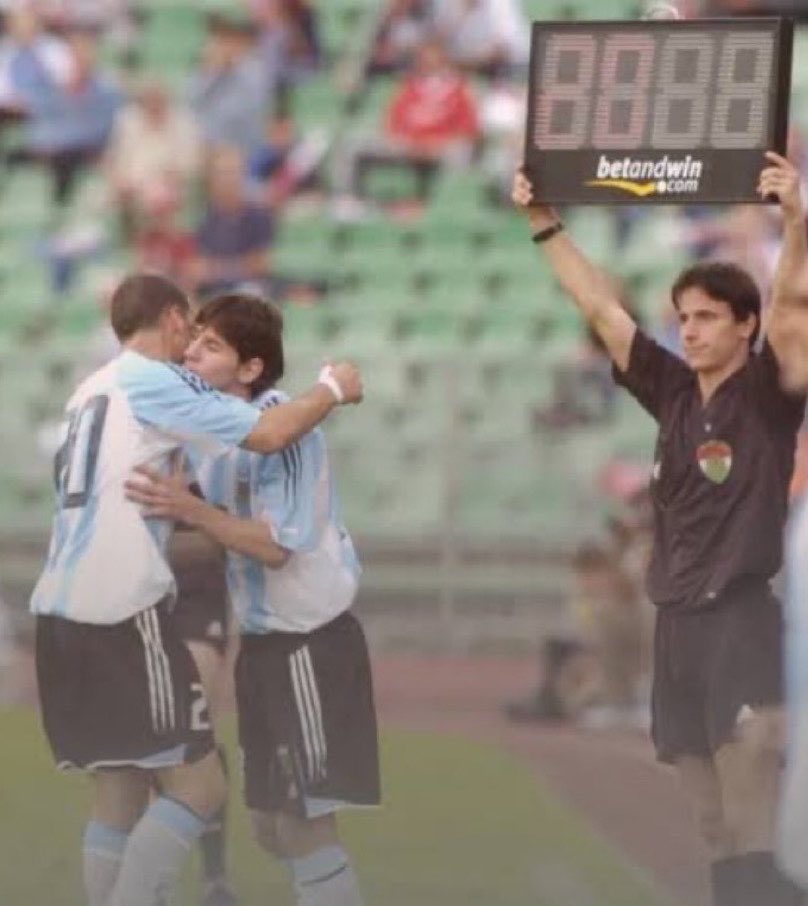JuannDis's tweet photo. 🏟️ 207 partidos.
⚽ 125 goles — máximo goleador histórico de la Selección Argentina
🎯 68 asistencias
🏆 Campeón del Mundo en Qatar 2022
🏆 Campeón de la Copa América — 2021 | 2024
🏆 Campeón de la Finalissima — 2022
🥇 Medalla de oro en los Juegos Olímpicos — 2008
🌎 6 Mundiales disputados y 3 FINALES del mundo
⚽ 21 goles en Mundiales
🎯 12 asistencias en Mundiales
🏅 2 Balones de Oro de Mundiales

Gracias infinitas, Lionel Andrés Messi.