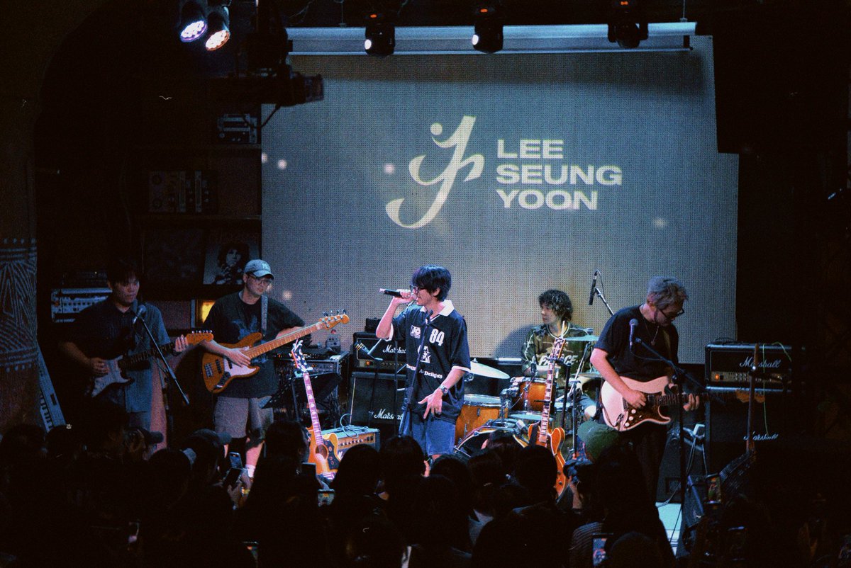official_lsy's tweet photo. 𝗔𝗹𝗯𝘂𝗺 𝟬

이승윤 클럽 긱 [0집] @ 클럽 프리버드

#이승윤 #LEESEUNGYOON
#0집 #Album0 https://t.co/cHf6LFruBo