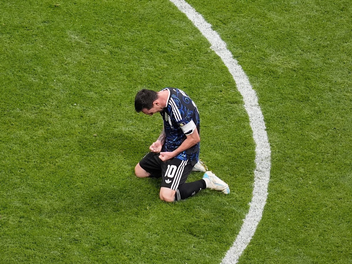 NotJoanefe's tweet photo. No le cambiaría ni una coma a esta historia. Durante 20 años vimos al deportista más grande de todos los tiempos representar a nuestro país.

Gracias para toda la vida. https://t.co/tKnnlFqk92