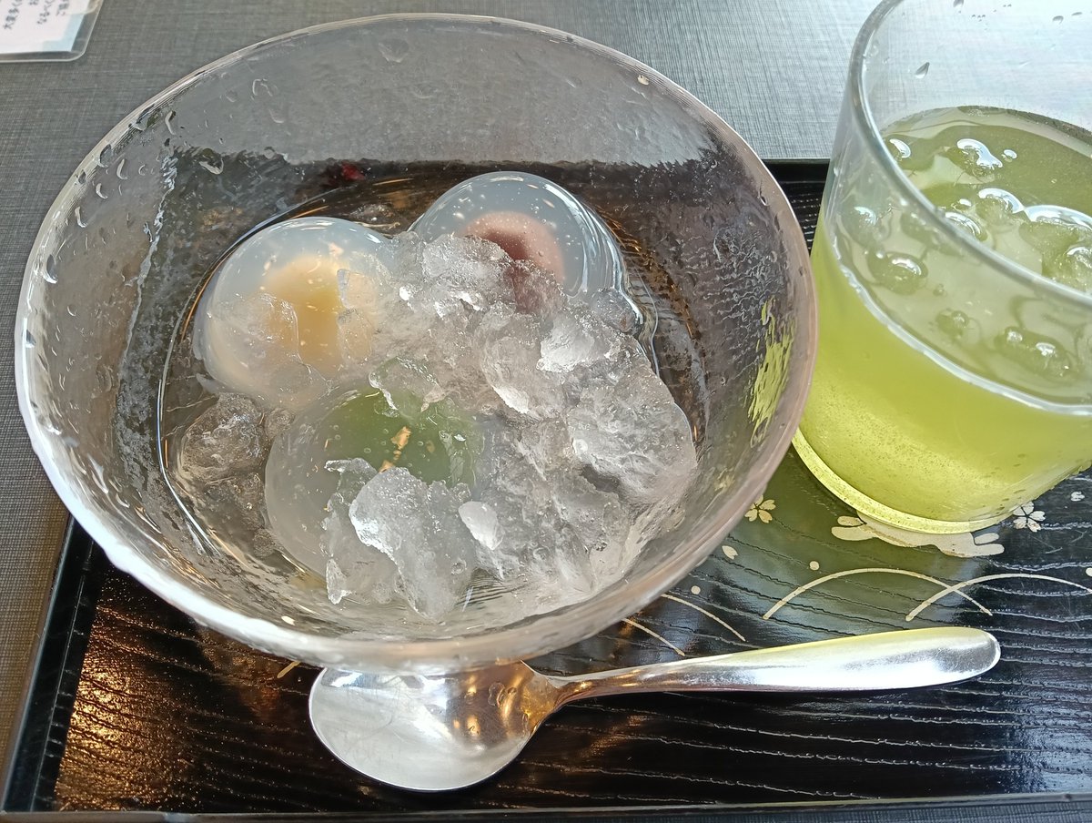 odorururu_com's tweet photo. 八幡の帰りは大垣へ水まんじゅうを食べに行きました

八幡居残りチームと喋ってて遅くなったけど間に合って良かった！
「お任せになります」との事で、こし餡、抹茶(緑茶)、黄色いのはたぶんパイン
どれも美味しかったです

駅の売店で超かったいお煎餅も買いました(お店はもう閉まってた) https://t.co/j0pr8ImtwZ