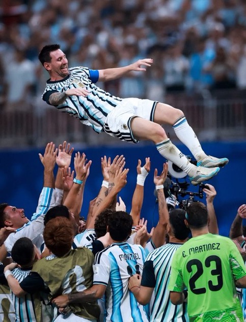 GambitSportsHQ's tweet photo. 🚨JUST IN

Lionel Messi retires from International Football via official statement.

His achievements throughout his Senior International career:

🏆FIFA World Cup: 2022
🏆Copa America: 2021, 2024
🏆CONMEBOL–UEFA Cup of Champions / Finalissima: 2022

FIFA World Cup Golden Ball: 2014, 2022 (Only player to win it twice)
FIFA World Cup Silver Boot: 2022
Copa América Best Player / MVP: 2015, 2021
Copa América Top Scorer: 2021